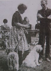 Danuta Hryniewicz mit einigen ihrer PONs bei einer Ausstellung (Photo by J.Kopek)